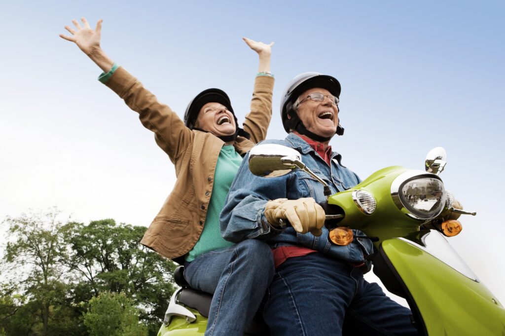 XLNT glada pensionärer åker moped